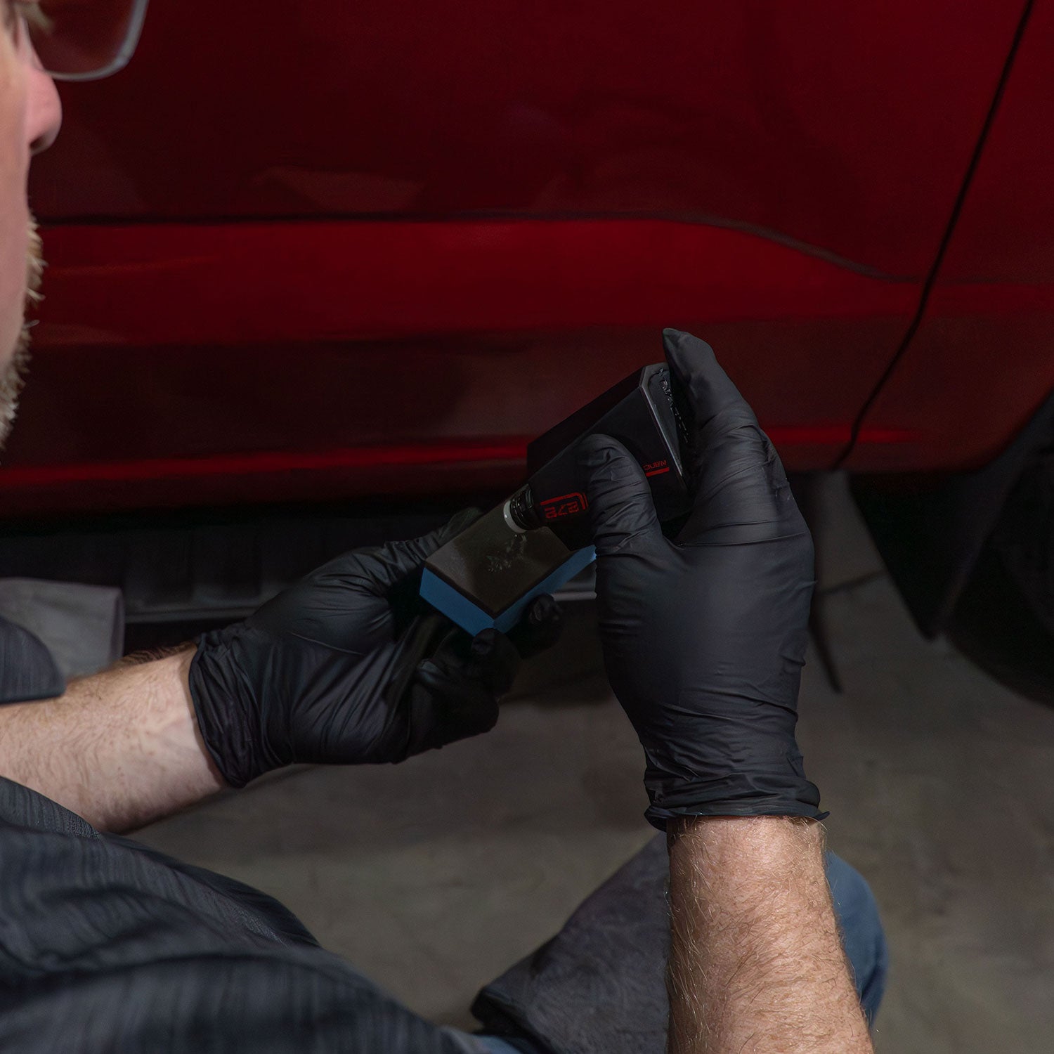 Pouring NL272 ceramic coating on a blue applicator