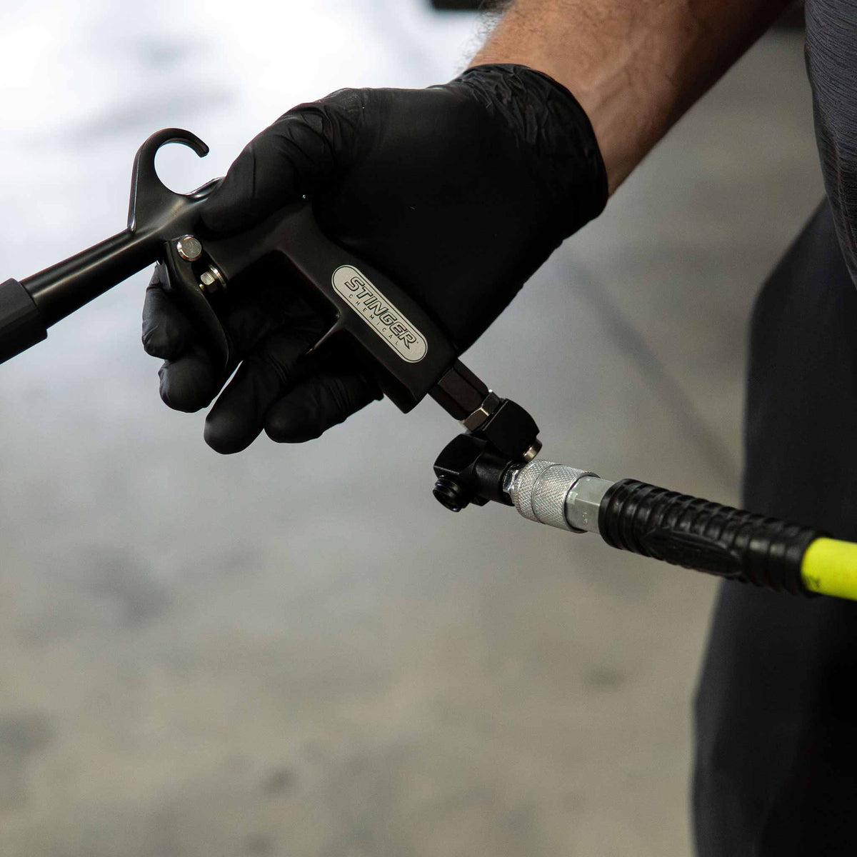 Stinger Twister 90 degree swivel adapter letting the air hose hang clear of the blow gun