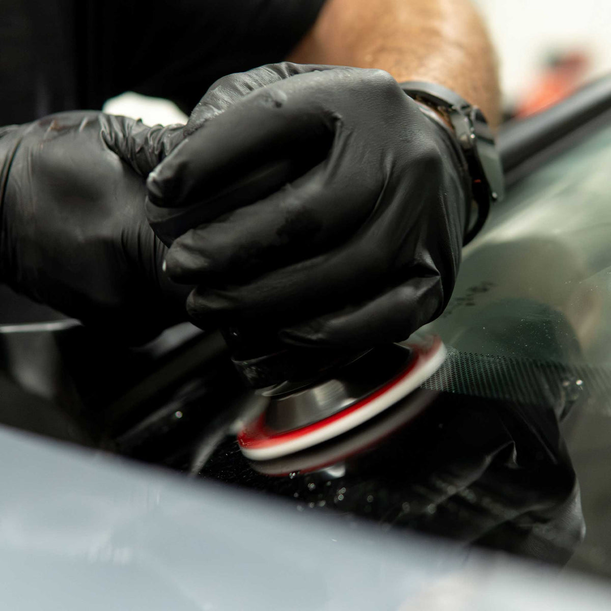 Polishing a windshield with a Stinger rayon glass pad on a 3 inch dual action polisher