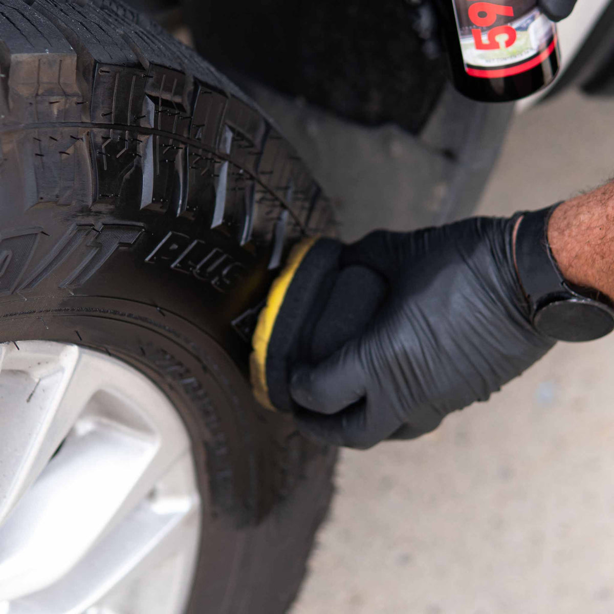Wiping tire dressing evenly across a tire sidewall with the Stinger hex foam applicator