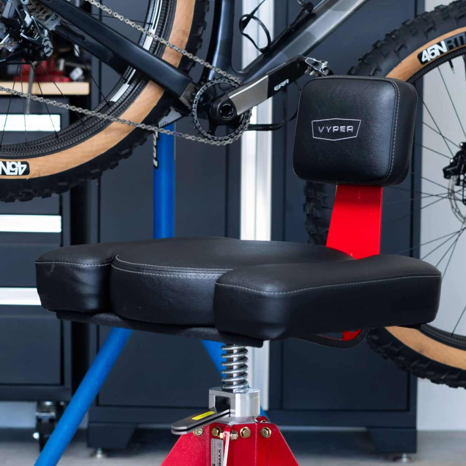 vyper black big boy chair attachment on vyper chair in a shop setting